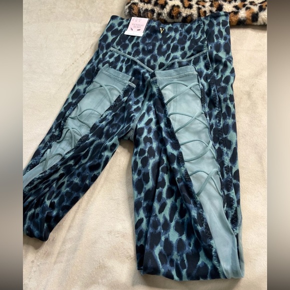 Victoria’s Secret sport legging size 2 - Picture 4 of 6